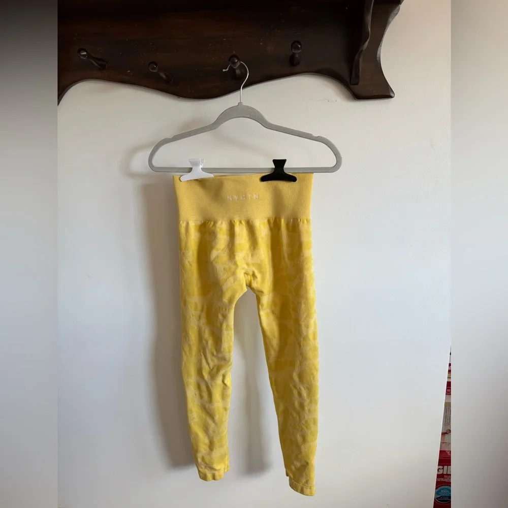 NVGTN Sunshine Yellow Camo Seamless Leggings - Picture 2 of 6